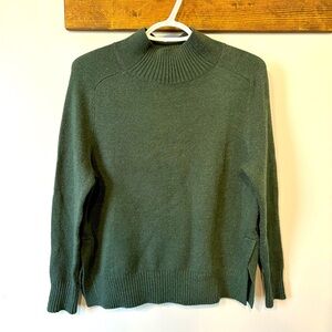 Women’s Banana Republic Deep green mock turtleneck sweater size XS